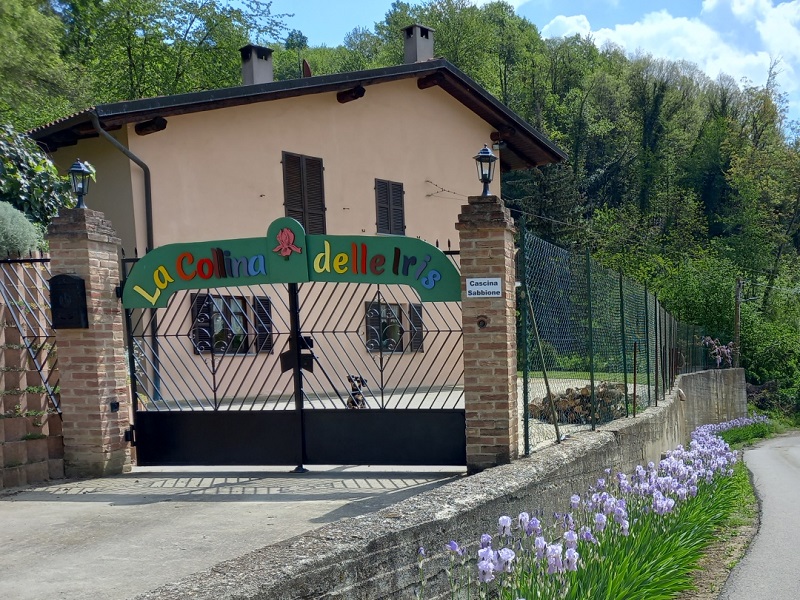 Cancello e insegna della Collina delle Iris